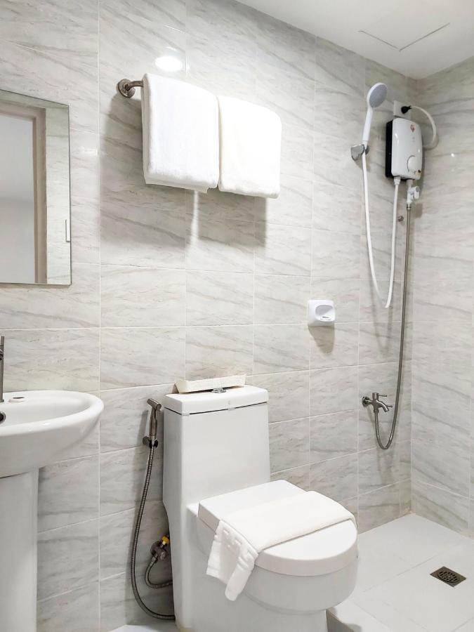 Airobedz Mckinley - Near Sm Aura Hotel Manila Kültér fotó