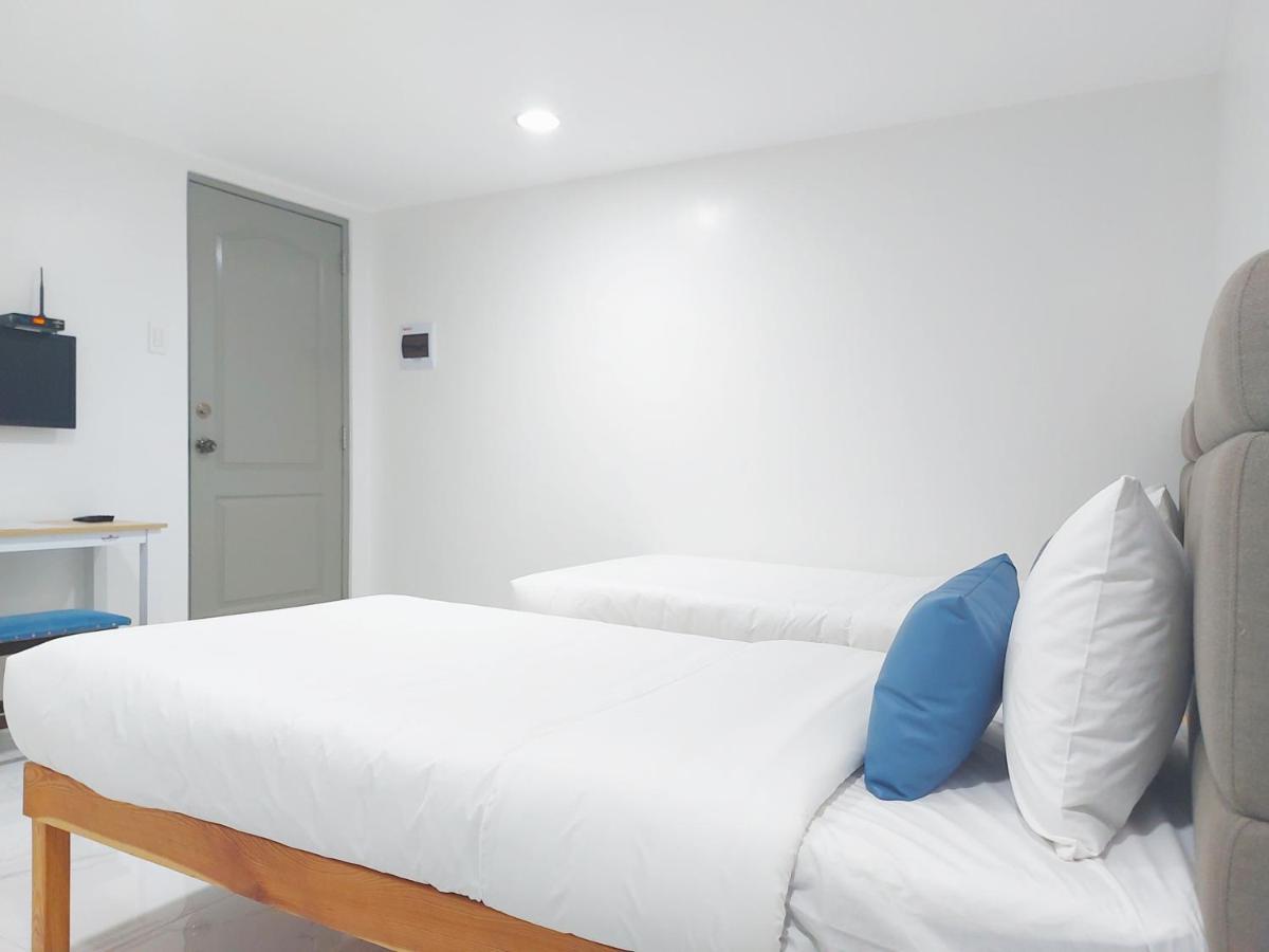 Airobedz Mckinley - Near Sm Aura Hotel Manila Kültér fotó